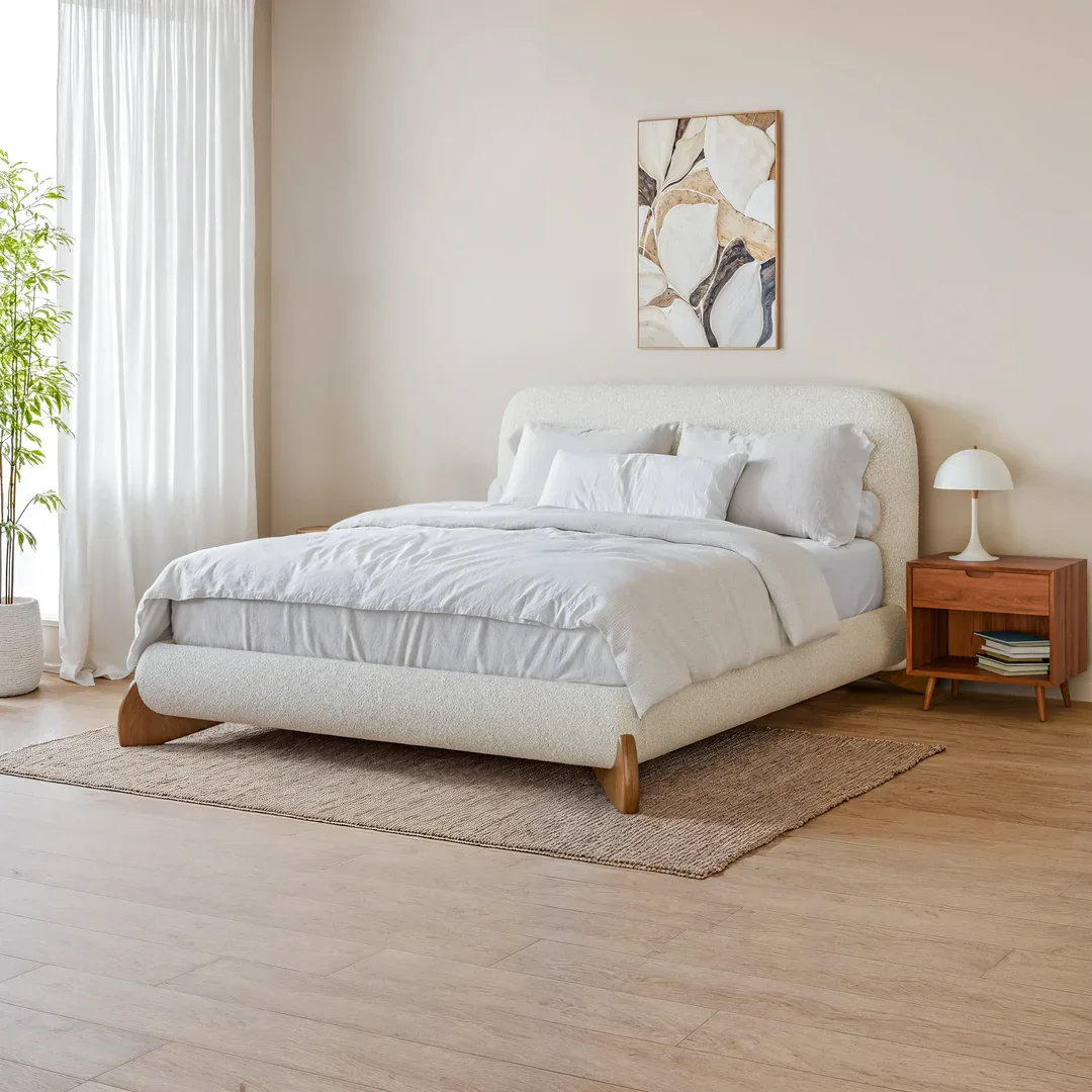 Ardens | מיטה זוגית מעוצבת בבד בוקלה עם רגלי עץ מלא בהשראה אורגנית